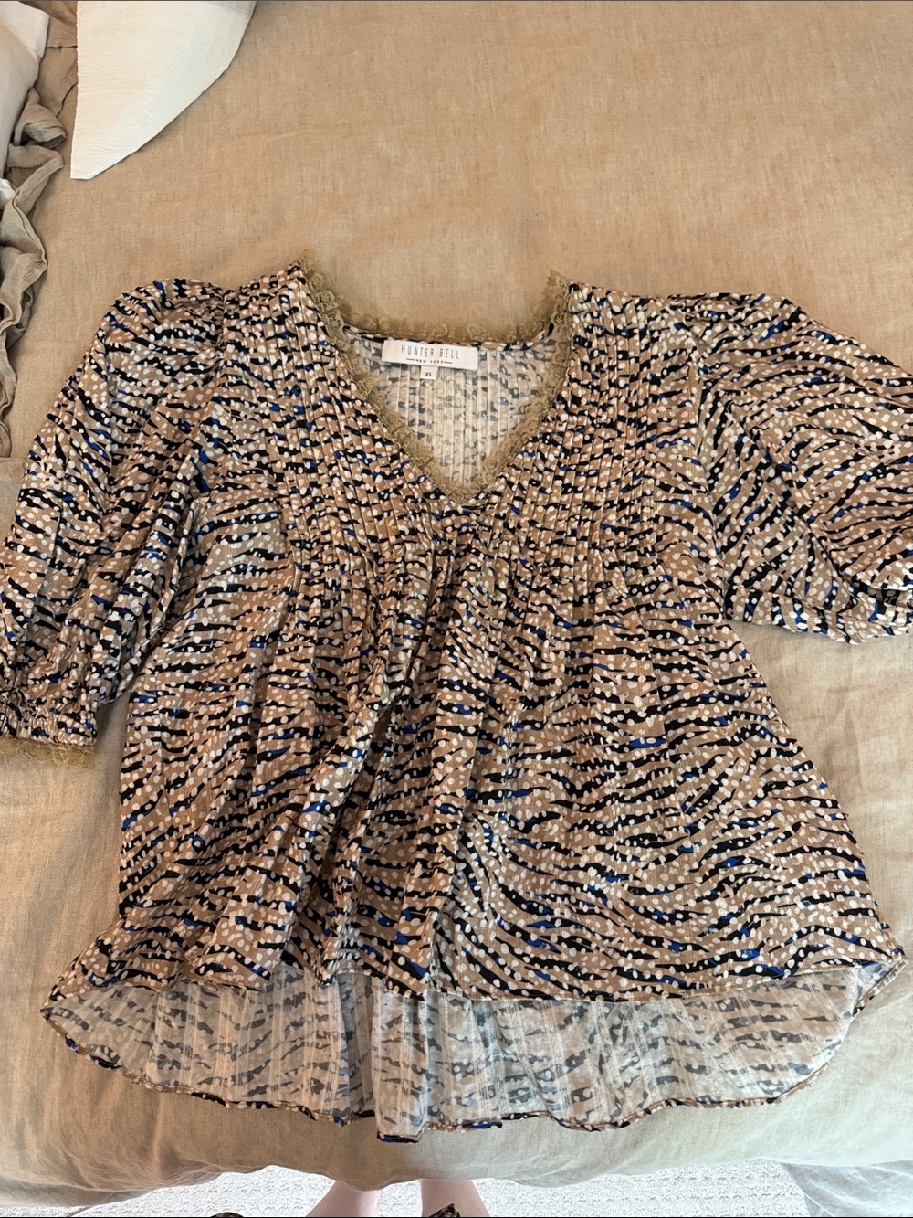 HUNTER BELL Tan and Navy Printed V-Neck Peasant Blouse